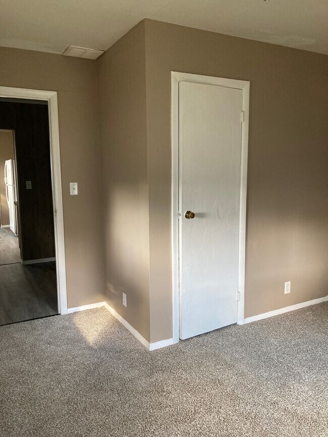 Building Photo - Newly remodeled 3 bedroom