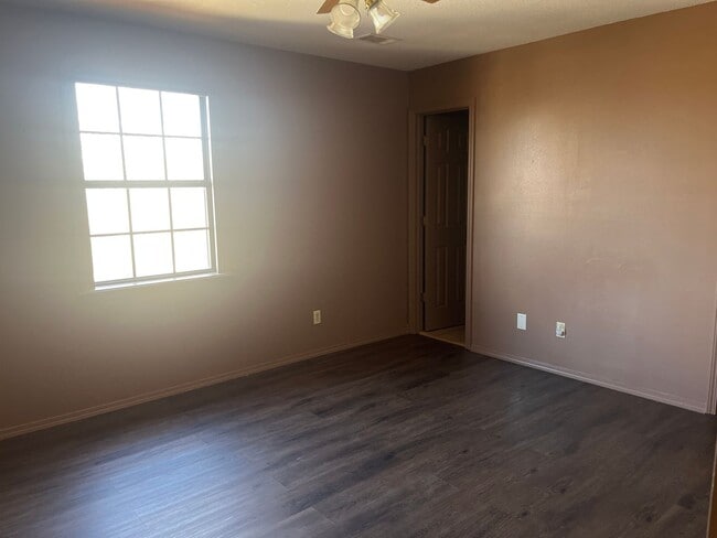 Building Photo - 317 W 16th Ct