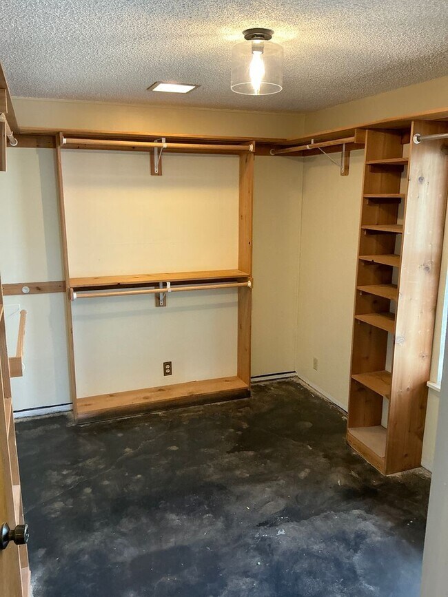 Building Photo - COMING SOON 4/2 with Acreage & BONUS SPACE