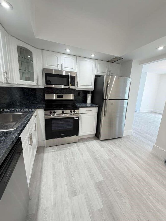 Building Photo - 500 Bayview Dr