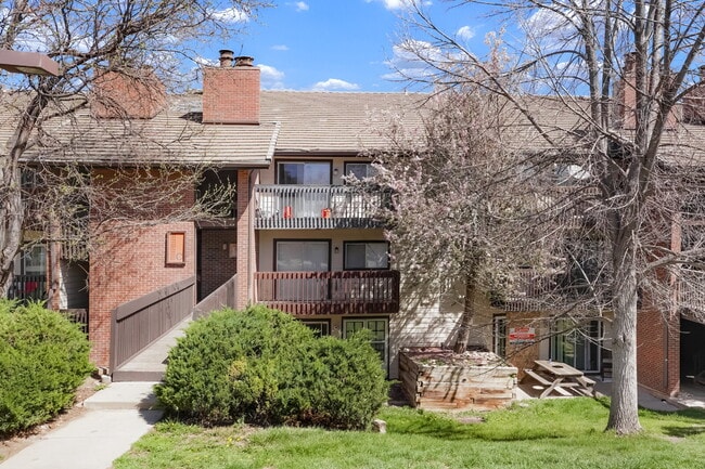 Building Photo - 2 Bedroom/2 Bathroom Condo - Aurora - Lowe...