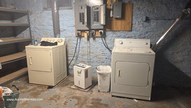 Building Photo - 3 bed - 1 bath One block from Grand Ave in St. Paul