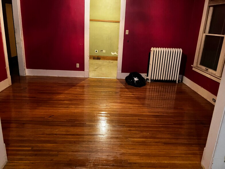 Building Photo - 405 Victoria Pl