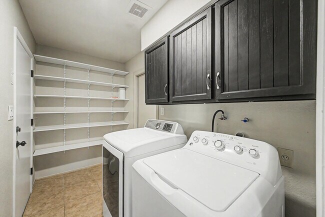 Building Photo - 1056 W Pecos Ave