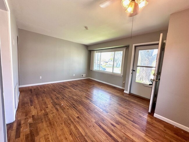 Building Photo - 1697 London