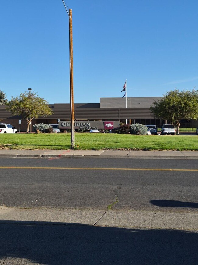 Building Photo - 1320 SW Obsidian Ave