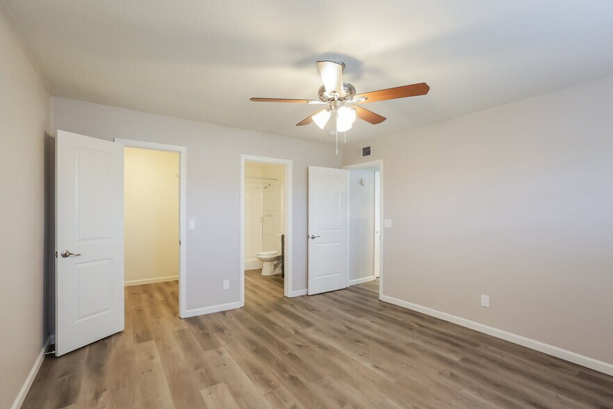 Building Photo - 8402 S 15th Way