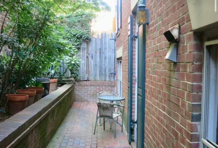 Building Photo - 420 1/2 N Saint Asaph St