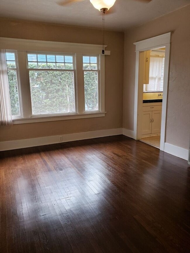 Building Photo - Craftsman style duplex w/ parking in N. Pa...