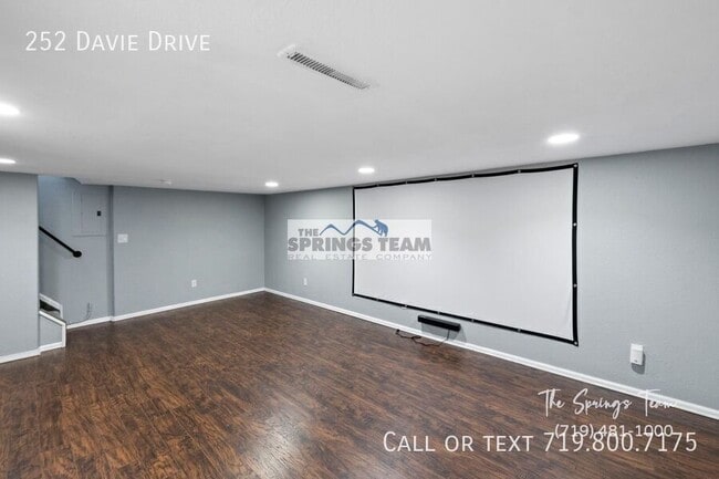 Building Photo - 252 Davie Dr