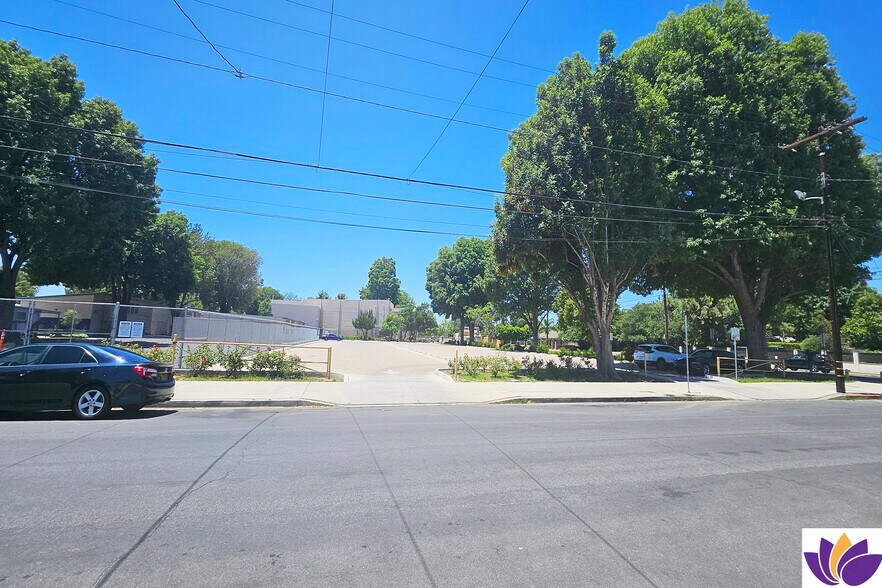 Building Photo - 8454 Zelzah Ave