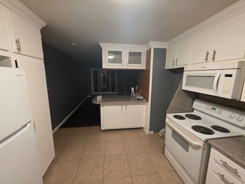 Building Photo - 528 Camrose Dr