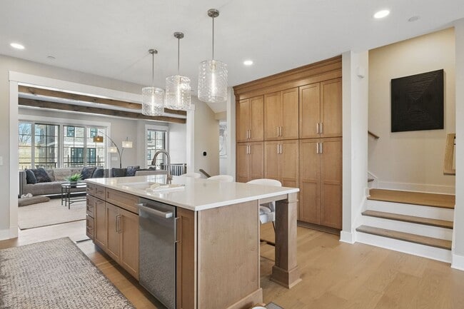 Building Photo - Luxurious, Fully Furnished Townhome       ...