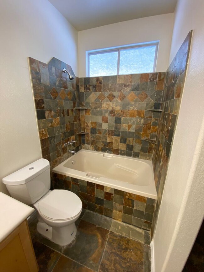 Building Photo - Beautiful 2 bed/2.5 bath home located in S...