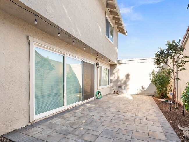 Building Photo - Townhouse-Style Single-Family