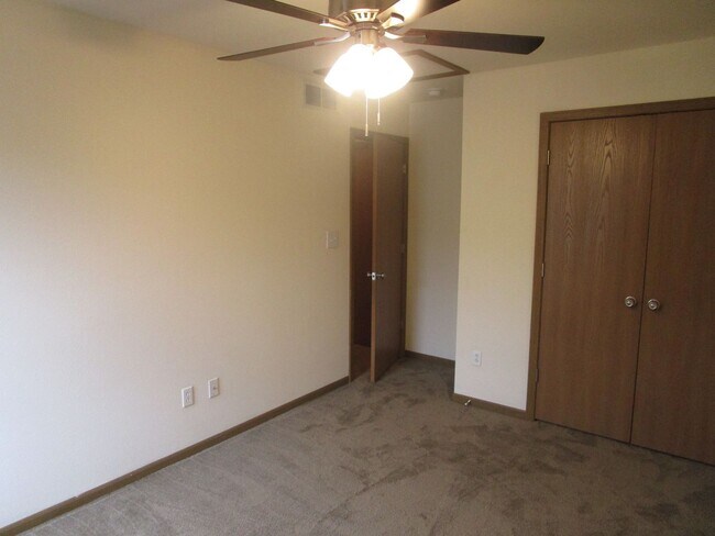 Building Photo - 605-607 Glenstone Dr.