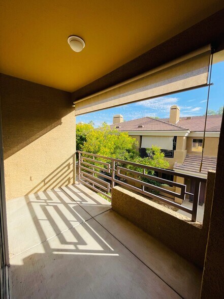 Building Photo - 1411 E Orangewood Ave