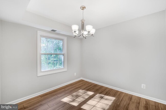 Building Photo - 3860 Lyndhurst Dr