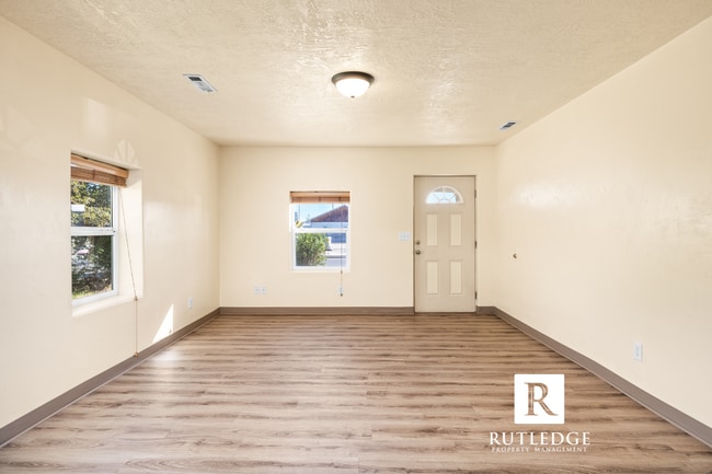 Building Photo - 3 Bedroom House in Central Point!