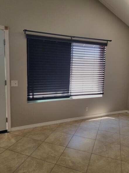 Brand new blinds in living room. - 18681 Maplewood Cir