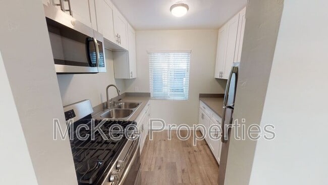 Building Photo - 208 Fir St
