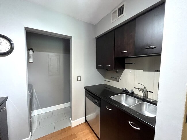 Building Photo - Great 1 bedroom, 1 bathroom condo in the heart of Green Hills!