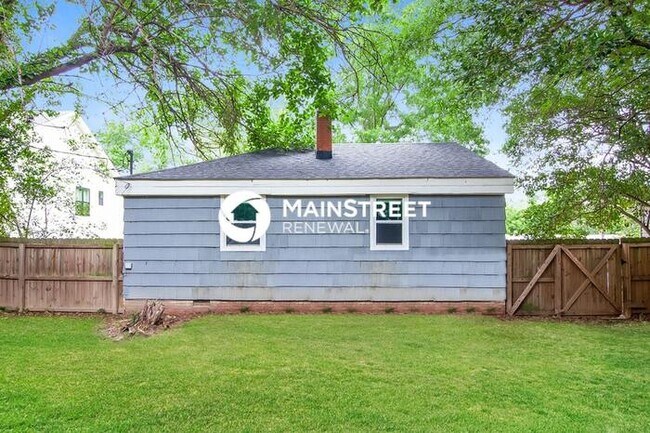 Building Photo - 4 Bedroom Pet-Friendly Home in Charlotte, NC with Main Street Renewal