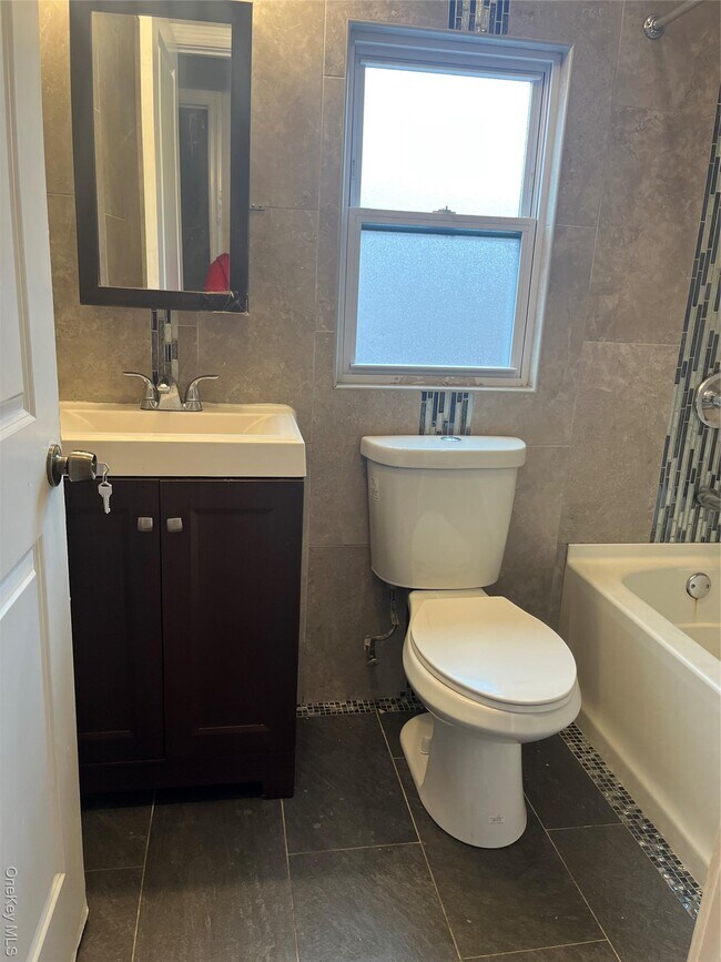 Building Photo - 164-14 115th Ave