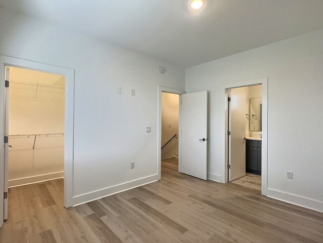 Building Photo - 3 Bed, 2 Bath Flat for Rent in Highly Desirable Hampstead!!!