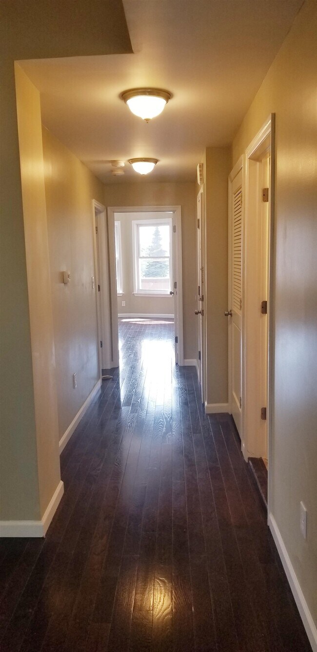 Building Photo - 422 West Side Ave