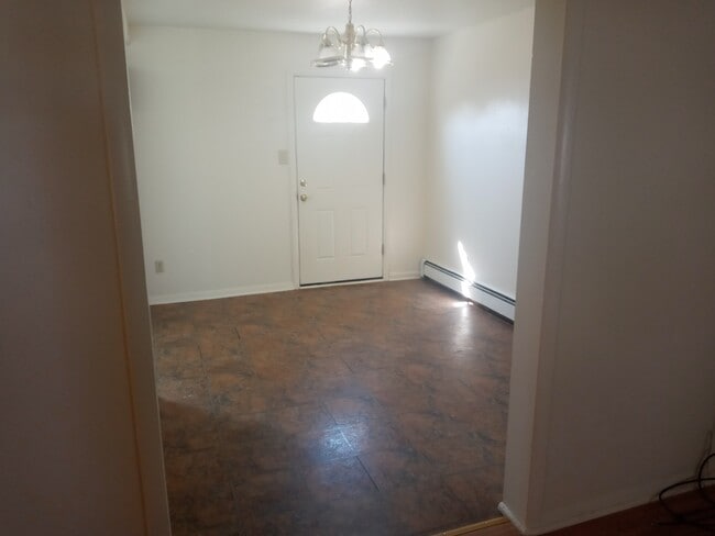Building Photo - 390 S Wagon Wheel Dr