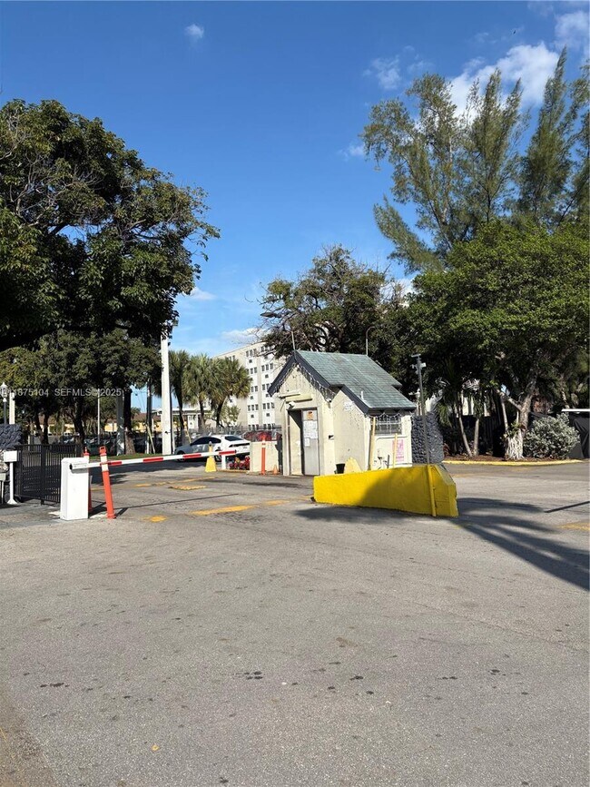 Building Photo - 10090 NW 80th Ct