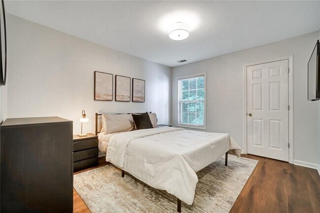 Building Photo - 702 Surrey Park Pl SE