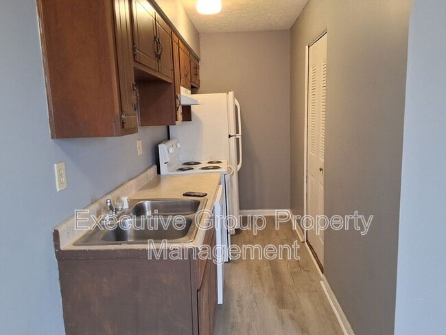 Building Photo - 246 Elmwood Dr