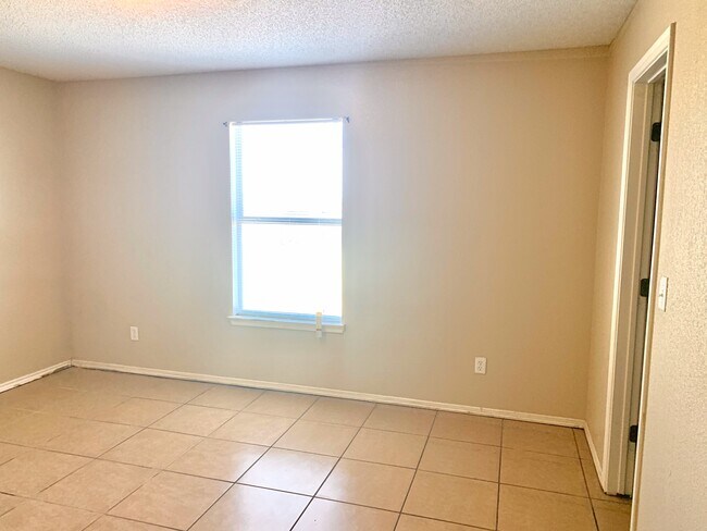 Building Photo - 7504 Howard St