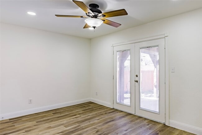 Building Photo - 1306 Lakeside Dr