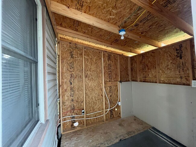 Building Photo - Cozy Two Bedroom One Bath