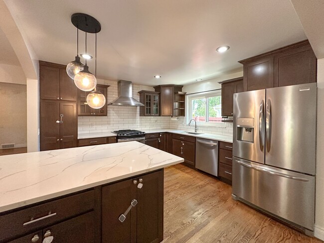 Building Photo - Stylish Grosse Pointe Woods Ranch with EV ...