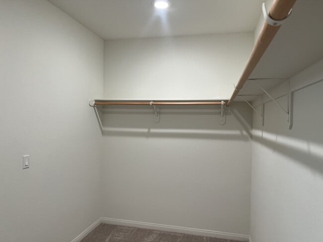 Building Photo - 4 Bedroom 2 Bath