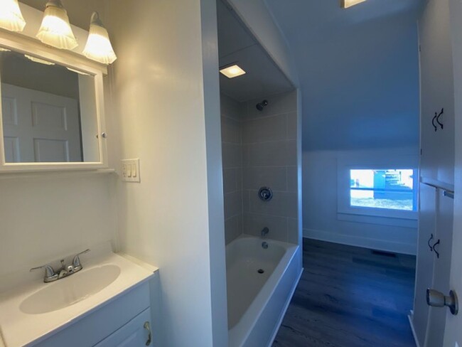 Building Photo - 3 Bedroom 1.5 Bathroom Unit Available in U...