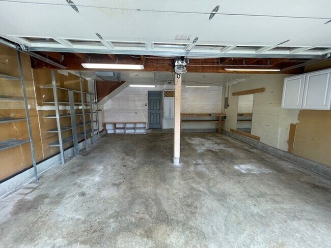 Building Photo - Beautifully Maintained 3 Bedroom 2 Bath Home with Garage and Fenced Yard! Pets Welcome!