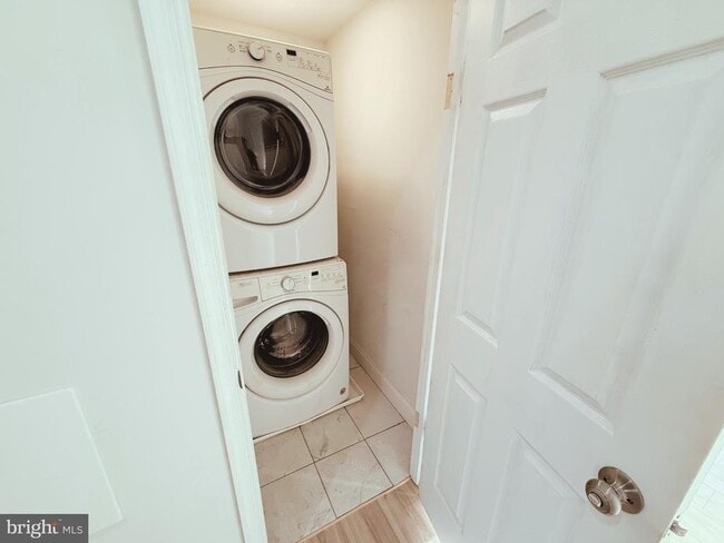 Building Photo - 714 Dolphin St