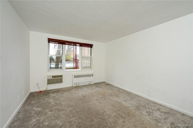 Building Photo - 5 Sadore Ln
