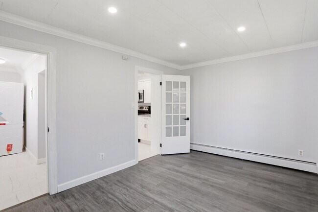 Building Photo - Beautiful Duplex with Charm