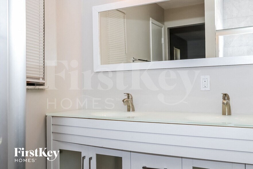 Building Photo - 1032 SE Floresta Dr