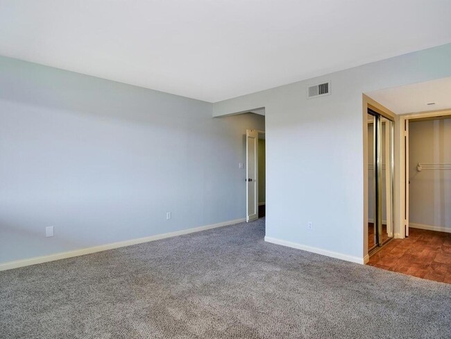 Building Photo - 6868 Hyde Park Dr