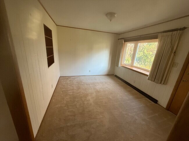 Den - 1011 Woodland Dr