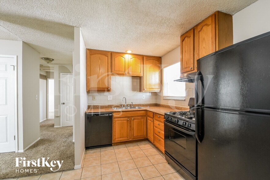 Building Photo - 2485 Jenkee Dr