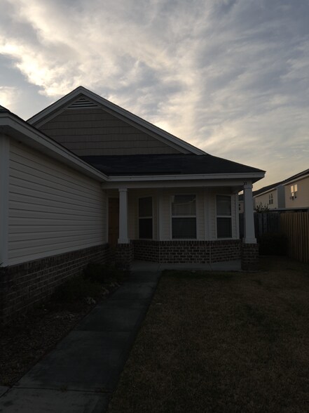 Primary Photo - 21 Laurel Ln