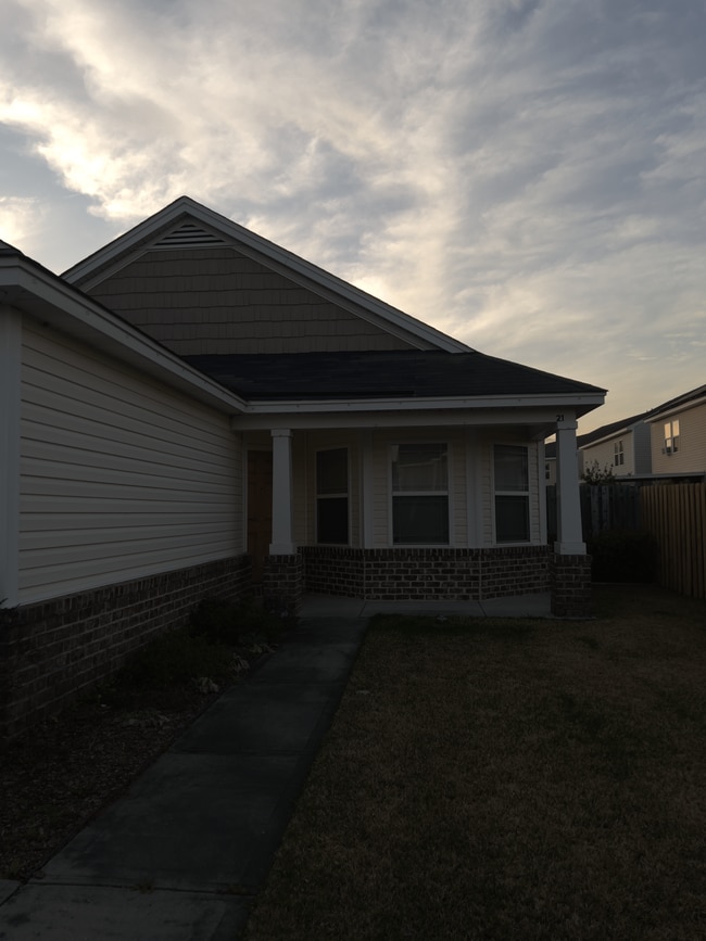 Building Photo - 21 Laurel Ln